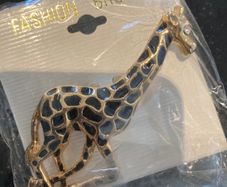 Running giraffe brooch (new, multiple)