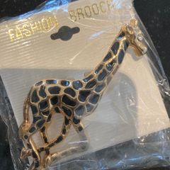 Running giraffe brooch (new, multiple)