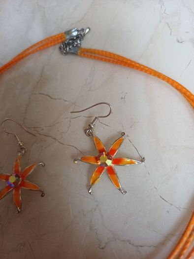 Costume  Necklace & Matching  Earrings.  Length  - 9"..