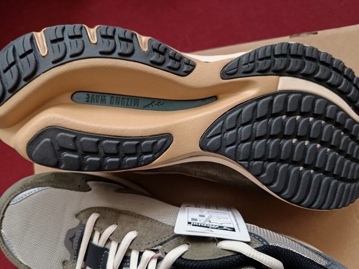 Brand new Mizuno Wave rider 44 EU 9.5 UK