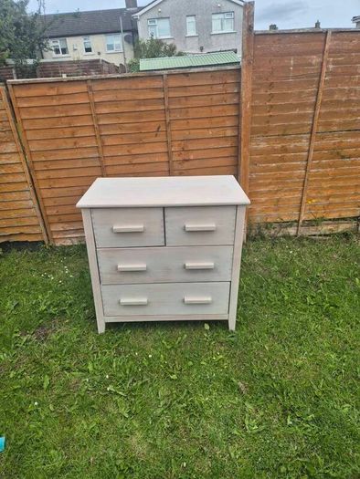 chest of drawers