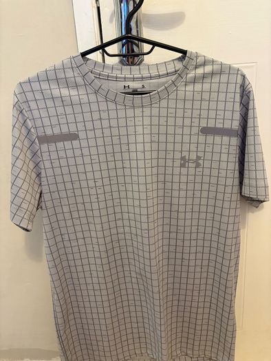 under armer t shirts men's small