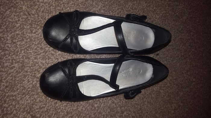 Girls black shoes UK11