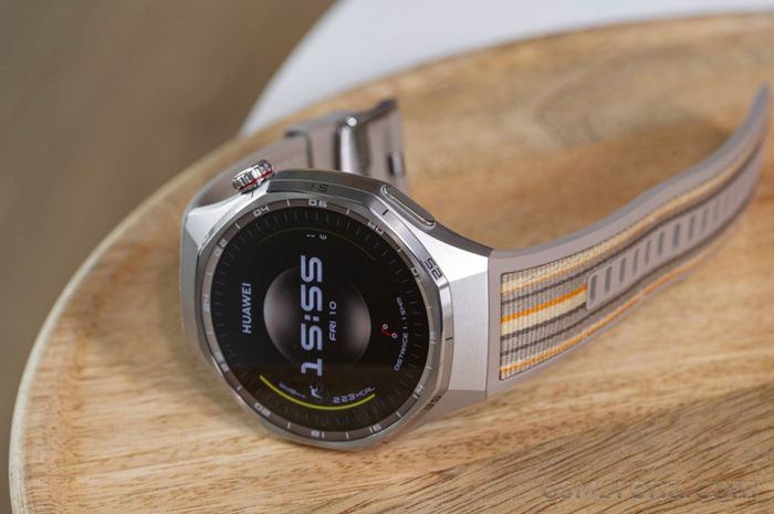 HUAWEI Watch GT 6 Pro - Titanium with Gold Fluoroelastomer Strap, 46 mm