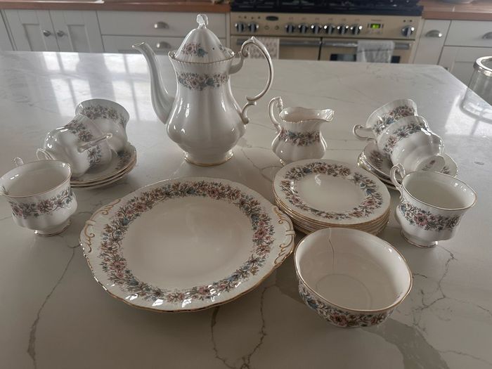 Paragon Fine Bone China Meadowvale Tea & Coffee Service  Royal Warrant 6 Place Setting
