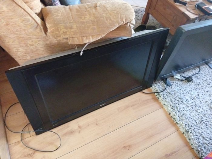 Two Phillips 32" tvs not smart