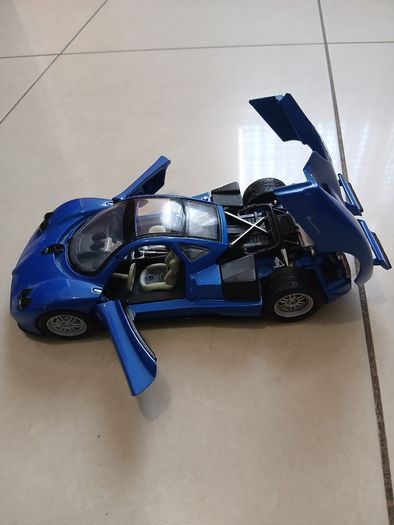 Pagani Zonda 1:24 Die-Cast - Opening Doors & Engine - Like New
