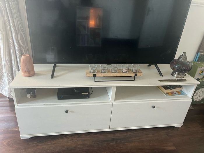 telly stand