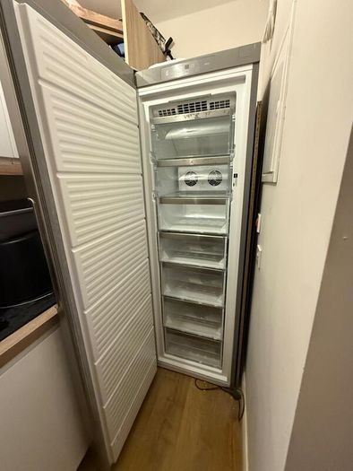 Whirlpool Upright Freezer Inox UW8 F2C XLSB UK 2