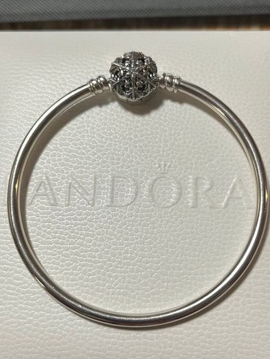 Pandora Limited Edition Pandora Moments Sparkling Snowflake Clasp Bangle-like new