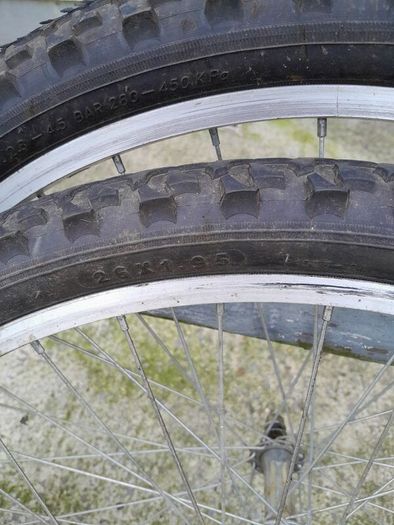 2 bycicle wheels