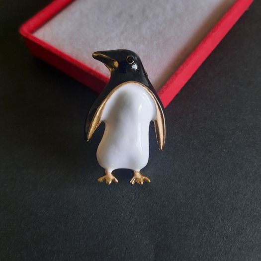 Enamel Penguin Brooch Pin | Gold Tone Animal Lapel Pin Cute Arctic Bird Jewelry Gift for Nature Lover (X06)