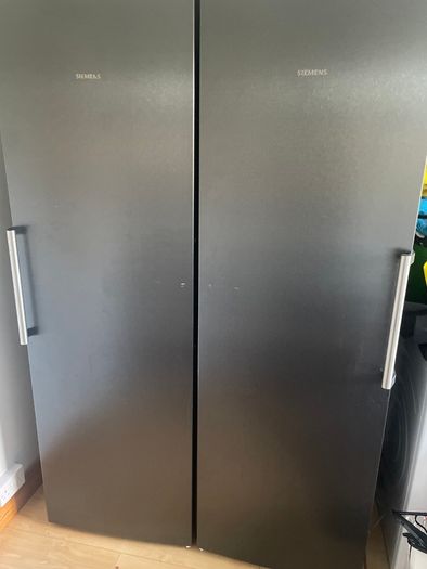 Siemens black freestanding fridge and freezer