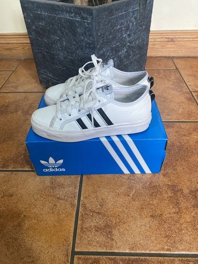 Adidas boys runners white size 3