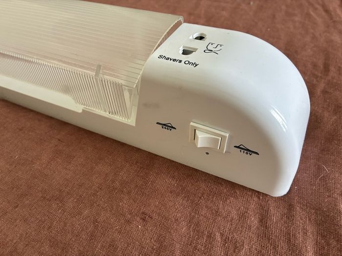 Bathroom Shaver Light