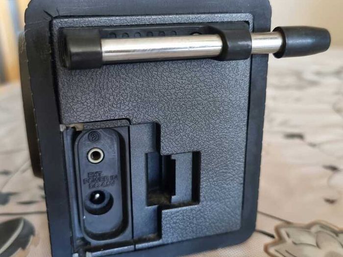 From 1976 Sony Radio ICF-6000L, Working good, tested.