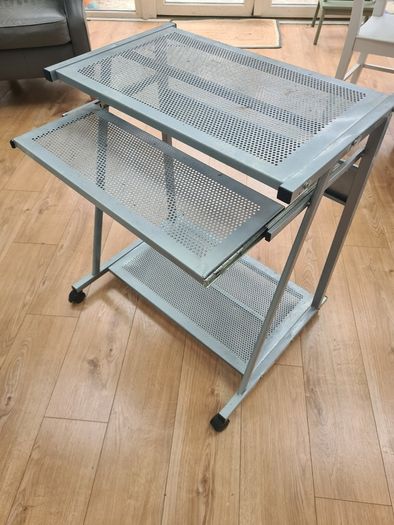 Desk - FREE - Suit laptop or desktop computer