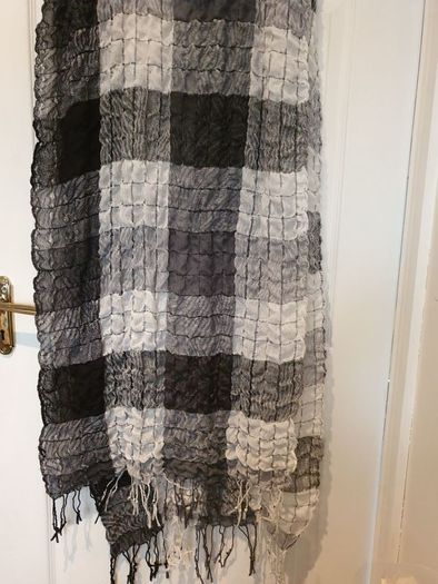 Ladies ruffle scarf