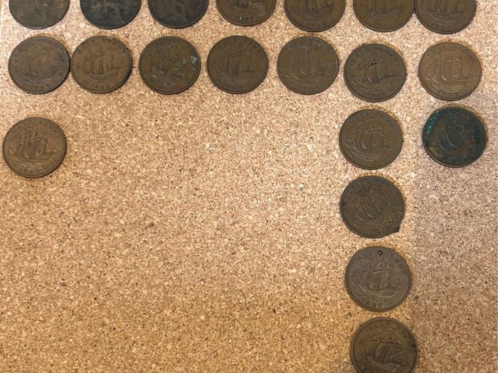 Old Great Britain Half Penny Coins (20)