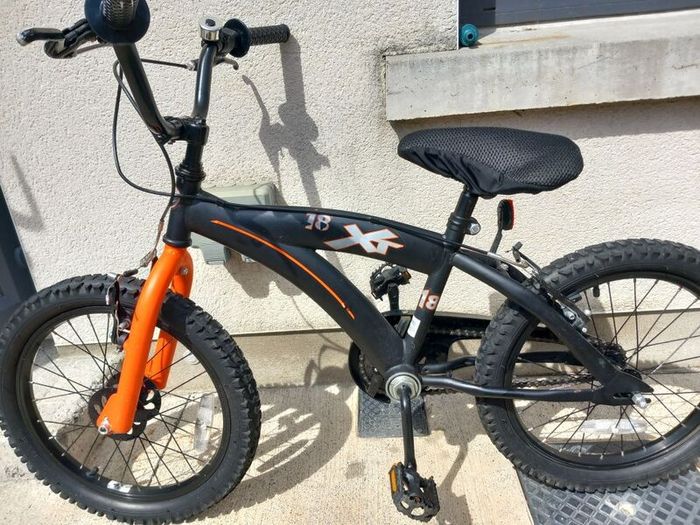 Kids bike size 18 inch wheels.