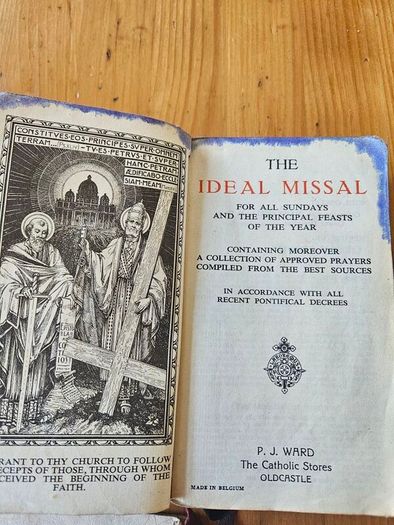 THE IDEAL MISSAL 1936 PLUS 4 BOOKLETS 1940-60s. Missal in poor condition BOOKLETS in good condition.  See photos for same.
