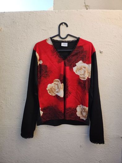 Vintage y2k/90s gothic red and black long sleeve top with rose design.