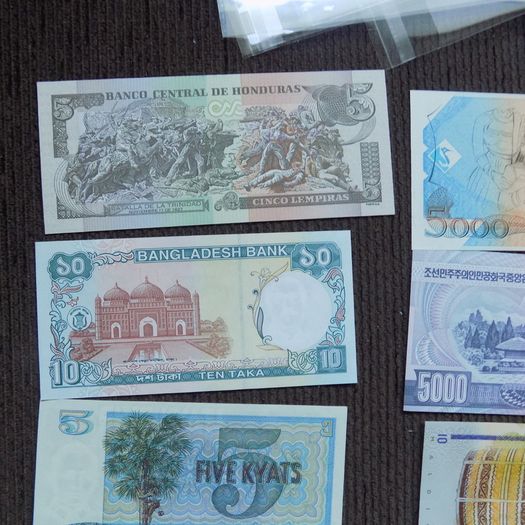 Lot of 8 Uncirculated World Banknotes.No 6.