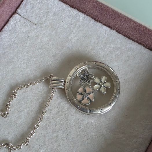 PANDORA floating Memories locket necklace with 3 petite flowers,very good condition