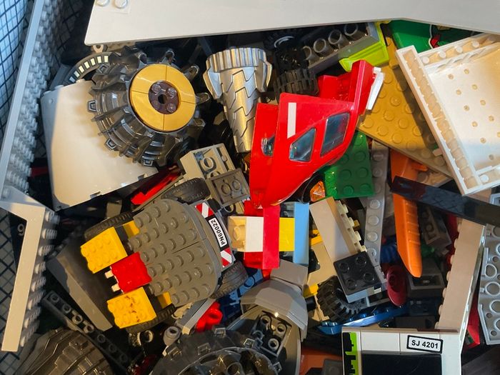 Lego - 5kg of Lego pieces contained in a treasure chest