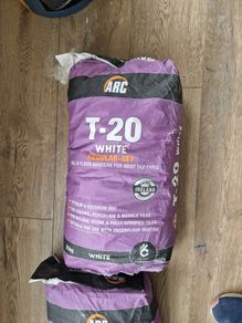 2 bags of adhesive unopened 20 Euro each