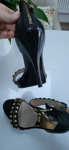 Michael Kors black and gold sandals Sz 40 (Fit 7-7.5UK) - Bnwot Rrp 240