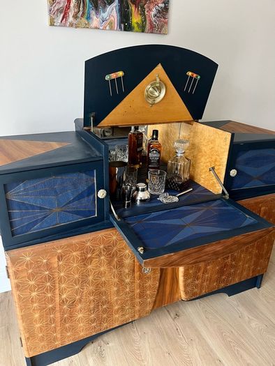 SALE!Stunning Vintage Cocktail Cabinet/Drinks Cabinet/ Sideboard