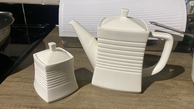 Belleek Living Teapot