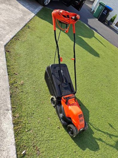 Electric lawnmower