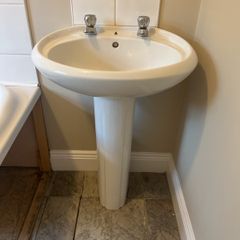 2 sinks