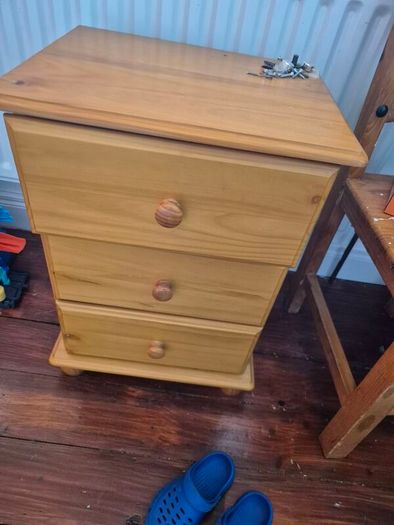 2 wooden bedside lockers