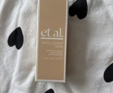 Et al intelligent skin radiant foundation