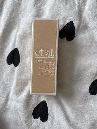 Et al intelligent skin radiant foundation