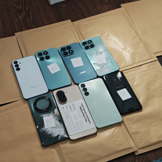 Job Lot of 8x Android Phones - Samsung / Honor / Redmi - Spares & Repairs