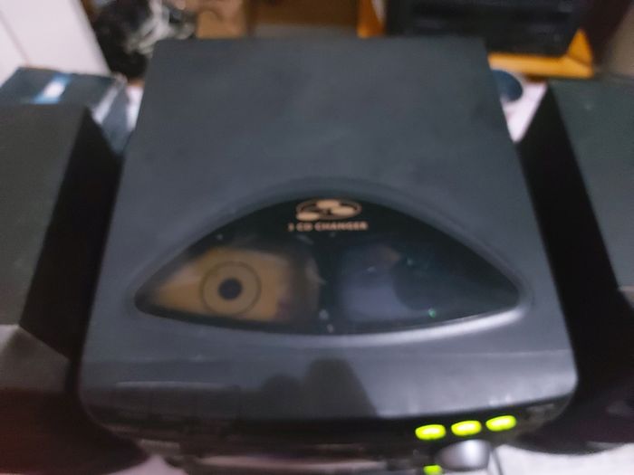 Philips Mini Hi-Fi System, Model FW 355C, 3 CD Changer, Radio and dual Tape Deck and 2 Lovely Philips speakers, in very Good Condition