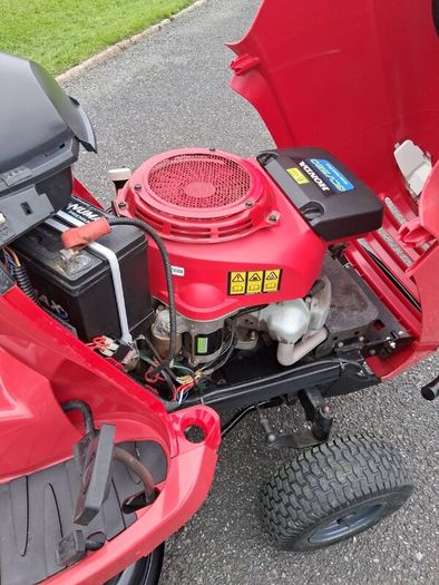 Honda HF 2315 V-Twin Hydrostatic Ride on Lawnmower