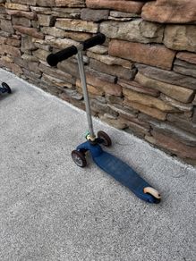 Well loved micro scooter (2/2)