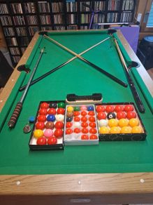 pool table/snooker table