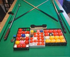 pool table/snooker table