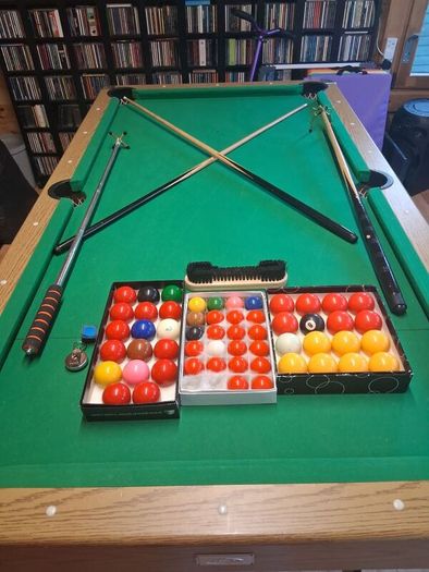 pool table/snooker table