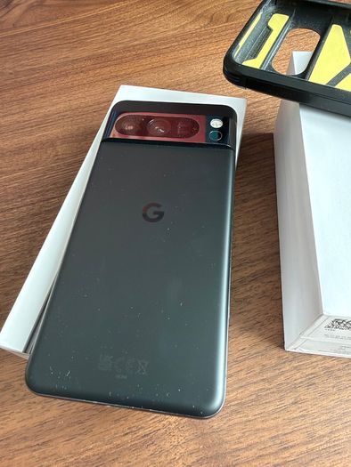 Google Pixel 8 Pro w Pixel Watch 2