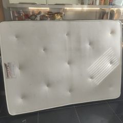 mattress  4 foot 6 free