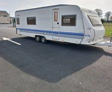 Hobby twin axle fixed bed with walk in bathroom