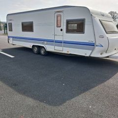 Hobby twin axle fixed bed with walk in bathroom