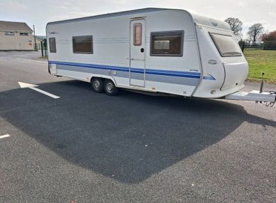 Hobby twin axle fixed bed with walk in bathroom